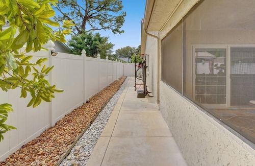 Lauderhill House | Charming Residential home 4/2 plus Den close to Sawgrass mall, Beaches.