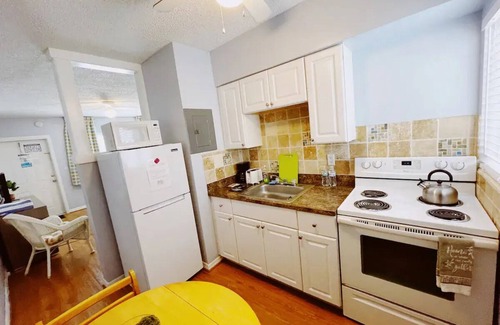 Lauderdale-by-the-Sea Apartment | Charming Deluxe King Apt, Free Parking & Pool - -Walk to Beach!