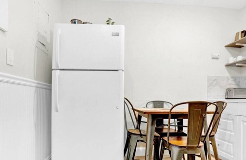 Lake Ridge Apartment | Chic 1BR APT w/BBQ, Backyard, Parking, NearbyBEACH