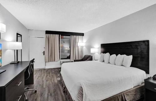 Parkside Hotel | Chic Downtown Haven near Hollywood Beach Broadwalk and lively Entertainment