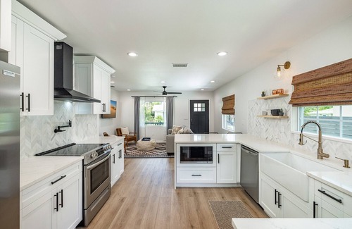 Old Seminole Heights House | Clean & Centrally located to Busch Gardens USF Tampa Zoo Family & Pet Friendly