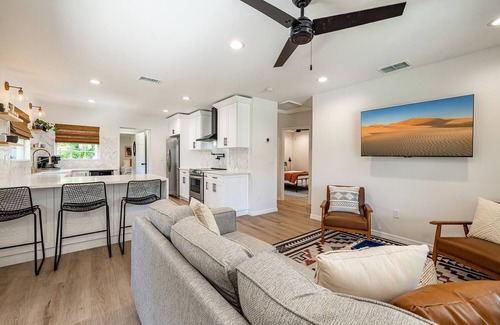 Old Seminole Heights House | Clean & Centrally located to Busch Gardens USF Tampa Zoo Family & Pet Friendly