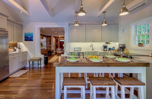 Historic Seaport House | *COASTAL LOVING @ OLD TOWN* Chic 4BR Home & Pool + LAST KEY SERVICES.