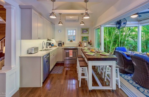 Historic Seaport House | *COASTAL LOVING @ OLD TOWN* Chic 4BR Home & Pool + LAST KEY SERVICES.