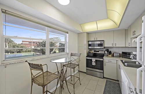 Marco Island Condo | Coastal style condo w/pool, spa & steps to beach