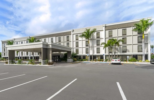 Clearwater Hotel | Comfort Inn & Suites Clearwater - St Petersburg Carillon Park
