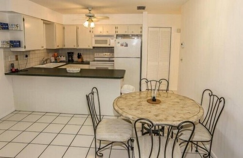 Mid Island House | Comfortable coastal home, walk to beach + town