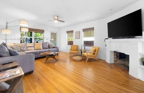 Hendricks and Venice Isles House | Cozy beachhouse w/parking in Victoria Park! Walk 2 LasOlasBlvd & mins to Beaches