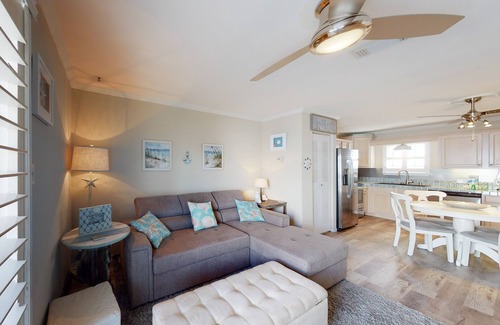 Fort Walton Beach Condo | Cozy coastal condo close to beach access with shared pool, WiFi, & central AC