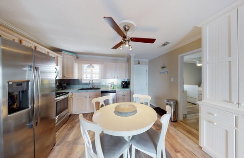 Fort Walton Beach Condo | Cozy coastal condo close to beach access with shared pool, WiFi, & central AC