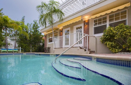 Pass-a-Grille Apartment | Cozy Family Suite w/Beach Access - Pool & Bikesn