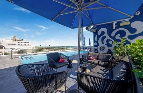 South Beach Condo | Cozy Ocean Drive Studio - Roof top Pool and Bar