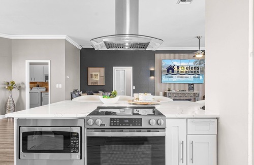 Pelican House | Custom Heated Pool, Intersecting canal views with gulf access! - Villa Sunshine & Unwind - Roelens