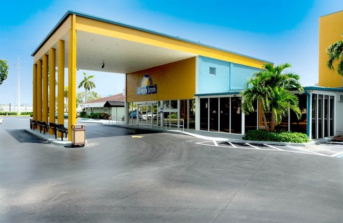 Ludlam Hotel | Days Inn by Wyndham Miami International Airport
