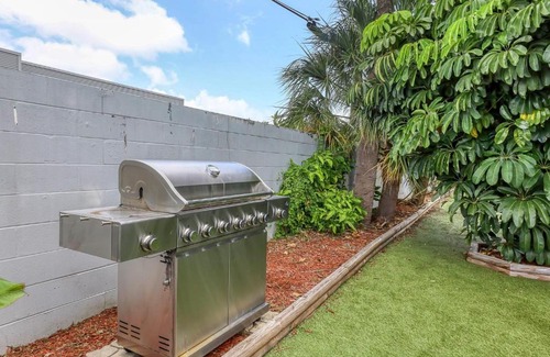 Virginia Park Apartment | Designed 1BR with Garden in Tampa Virginia Park