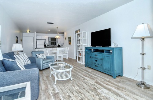 Siesta Key Condo | Discounted rates for gorgeous one bdrm directly across from beach, near village!