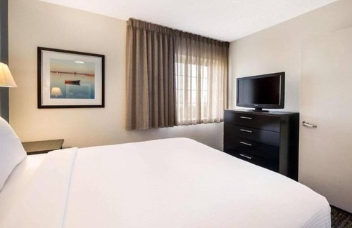Doral House | Discover the Pulsating Energy of Miami! Free Parking, Kitchen, Swimming Pool!