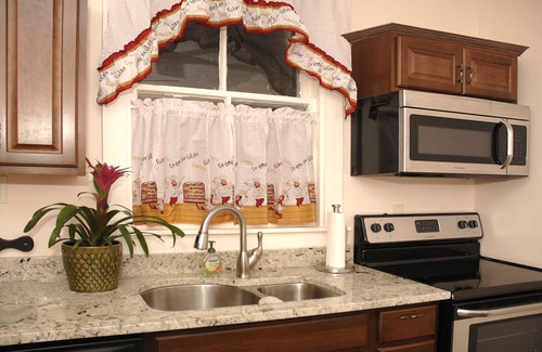 Downtown Historic District House | Downtown Historic Two Bedroom Victorian Apartment. Free On-site Parking