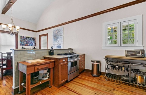 Duckpond Apartment | !Duckpond Charming 3 bed 2 bath house!