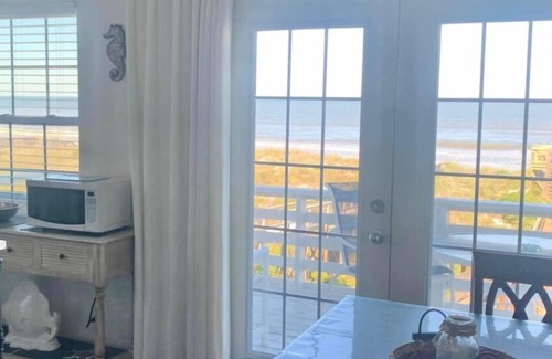 Crescent Beach House | Dune Heights, Ocean Front, Sleeps 10, 4 Bedroom, WiFi, Flat Screens