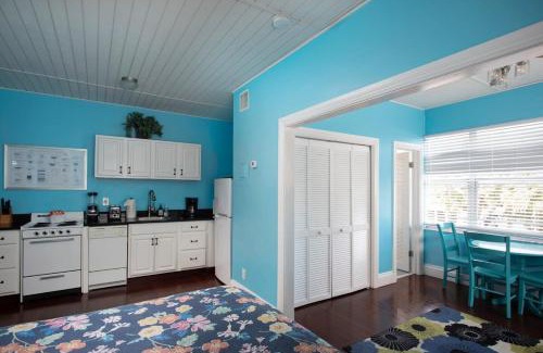 Downtown Apartment | Duval Street Suite overlooking Duval w parking and pool