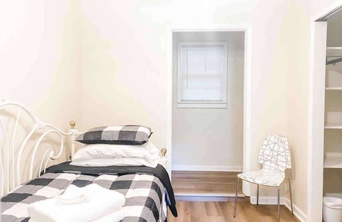 Griffin Heights House | Economic Private Bedroom - Trundle Bed