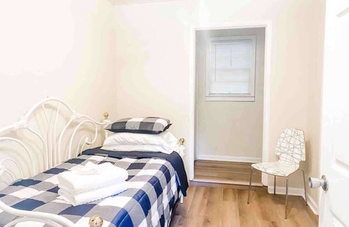 Griffin Heights House | Economic Private Bedroom - Trundle Bed