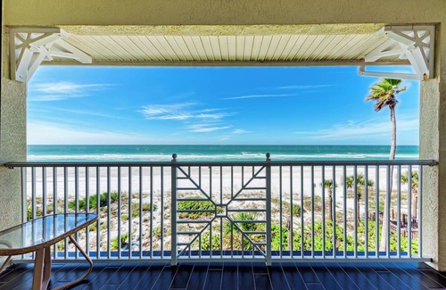 Bradenton Beach Condo | Elegant Beachfront Condo w/pool! Walking distance to many restaurants and shops