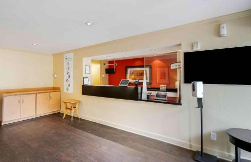 Tampa Hotel | Extended Stay America Select Suites Tampa Airport Memorial Hwy
