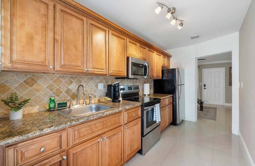 Lake Ridge House | Family Compound🏠Tiki Hut/Close to Beach👙King Beds🛏️No Pet Fee ❤️