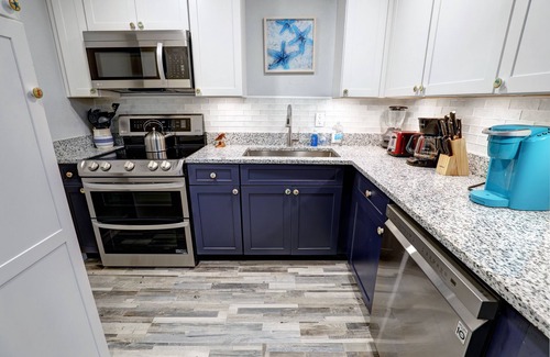 Mid Island House | Family, heated Pool hot/tub, Dogs ok, 400' from Beach, Fast WIFI. Fishing. Dock
