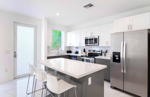 Allapattah House | Family Townhouse + Free Parking