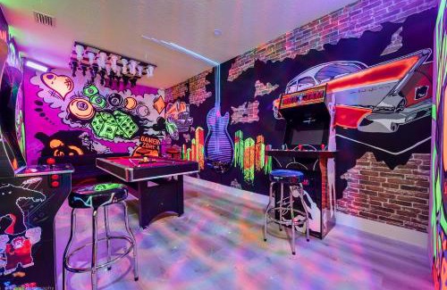 Richmond West House | Flamingo's Resort - 5 Bedrooms, Heated Pool and Pool Table