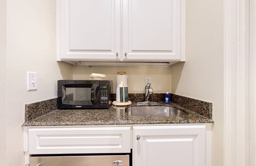 Fernandina Beach Apartment | Getaway near the beach with central AC, shared pool, free WiFi