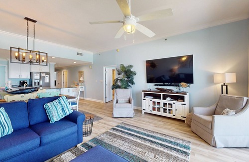 Thomas Drive Condo | Gorgeous and cozy beachfront condo with shared pool & hot tub and beach access