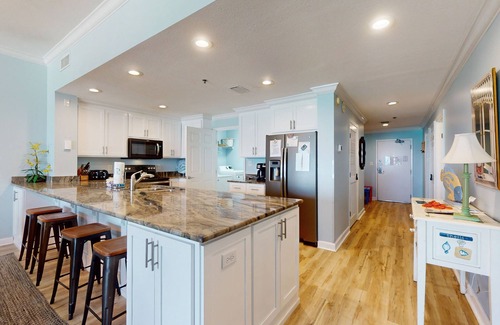 Thomas Drive Condo | Gorgeous and cozy beachfront condo with shared pool & hot tub and beach access