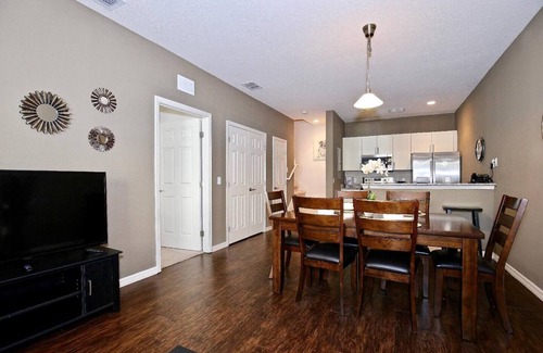 West Kissimmee House | Great townhouse in gated community, sleeps 6. 10 min to Disney!