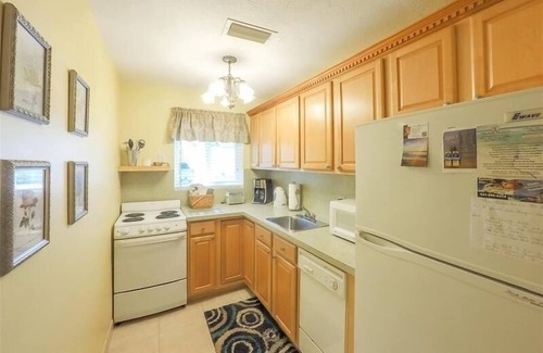 Bradenton Beach Condo | Ground Floor Condo with Pool - Walking Distance to the Beach