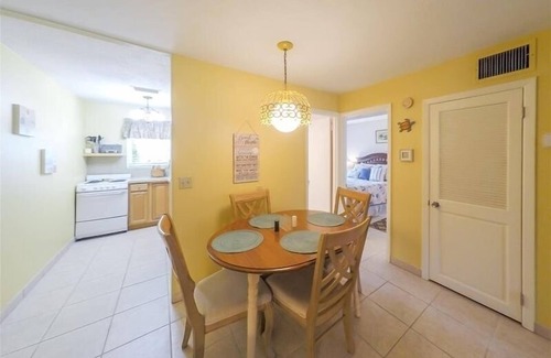 Bradenton Beach Condo | Ground Floor Condo with Pool - Walking Distance to the Beach