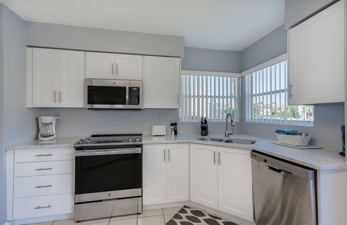Isla del Sol Condo | Ground-Floor Condo with Patio, Resort Pool & Spa – Steps from the Beach