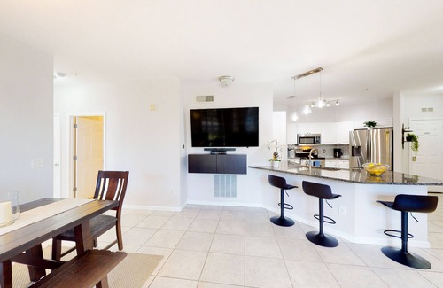 Loughman Condo | Ground floor condo with shared hot tub & pool, WiFi, lanai, W/D, & AC