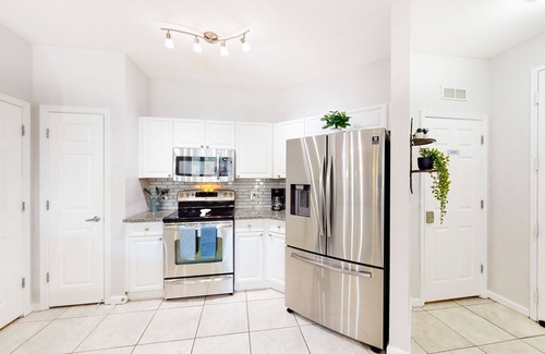 Loughman Condo | Ground floor condo with shared hot tub & pool, WiFi, lanai, W/D, & AC