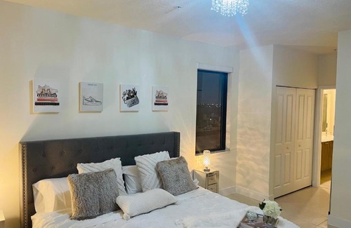Doral House | Habitacion con baño privado, cerca al aeropuerto. Parking free