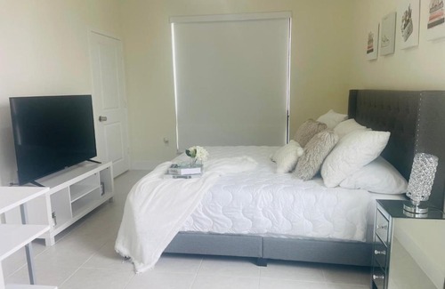 Doral House | Habitacion con baño privado, cerca al aeropuerto. Parking free