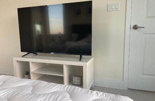 Doral House | Habitacion con baño privado, cerca al aeropuerto. Parking free