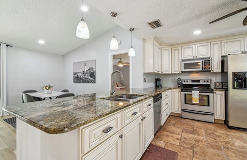 Palm Harbor House | Heated Pool. 3-bedroom house 6.5 miles to honeymoon Island