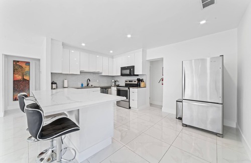 North Central Hollywood House | Hollywood Villa on the water - Modern 4 BR w/dock + hot tub