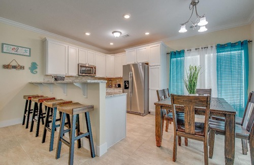 Marathon House | 🌸Home (#4) ”A WAVE💦 FROM IT ALL” (Partial Ocean View -approximately 150 ft from beach entrance)🌸
