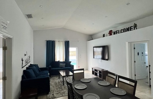 Lindfields House | House w/pool. 5 min H2O water park. 8 min Disney World 30 min universal Studios