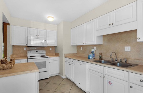 Holiday Isle House | 🌊LakeFRONT~Pool+Sauna~Walk2Beach~3BR Shoreline Towers Townhouse #4-4
